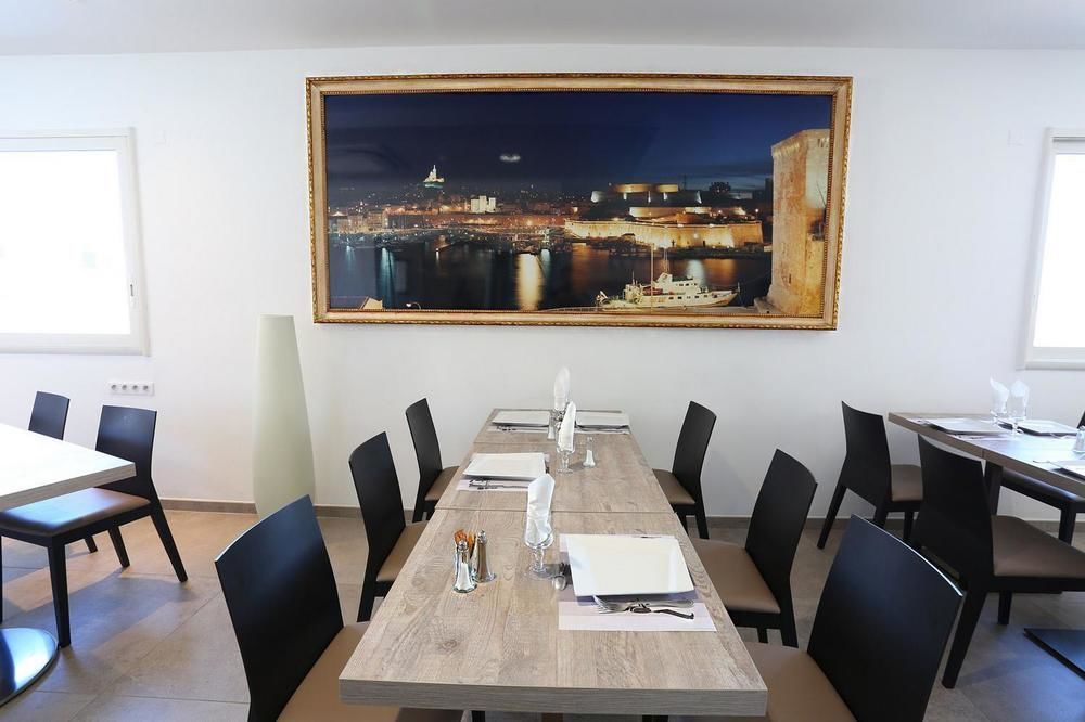 Hotel Restaurant Les Pielettes Le Rove Esterno foto